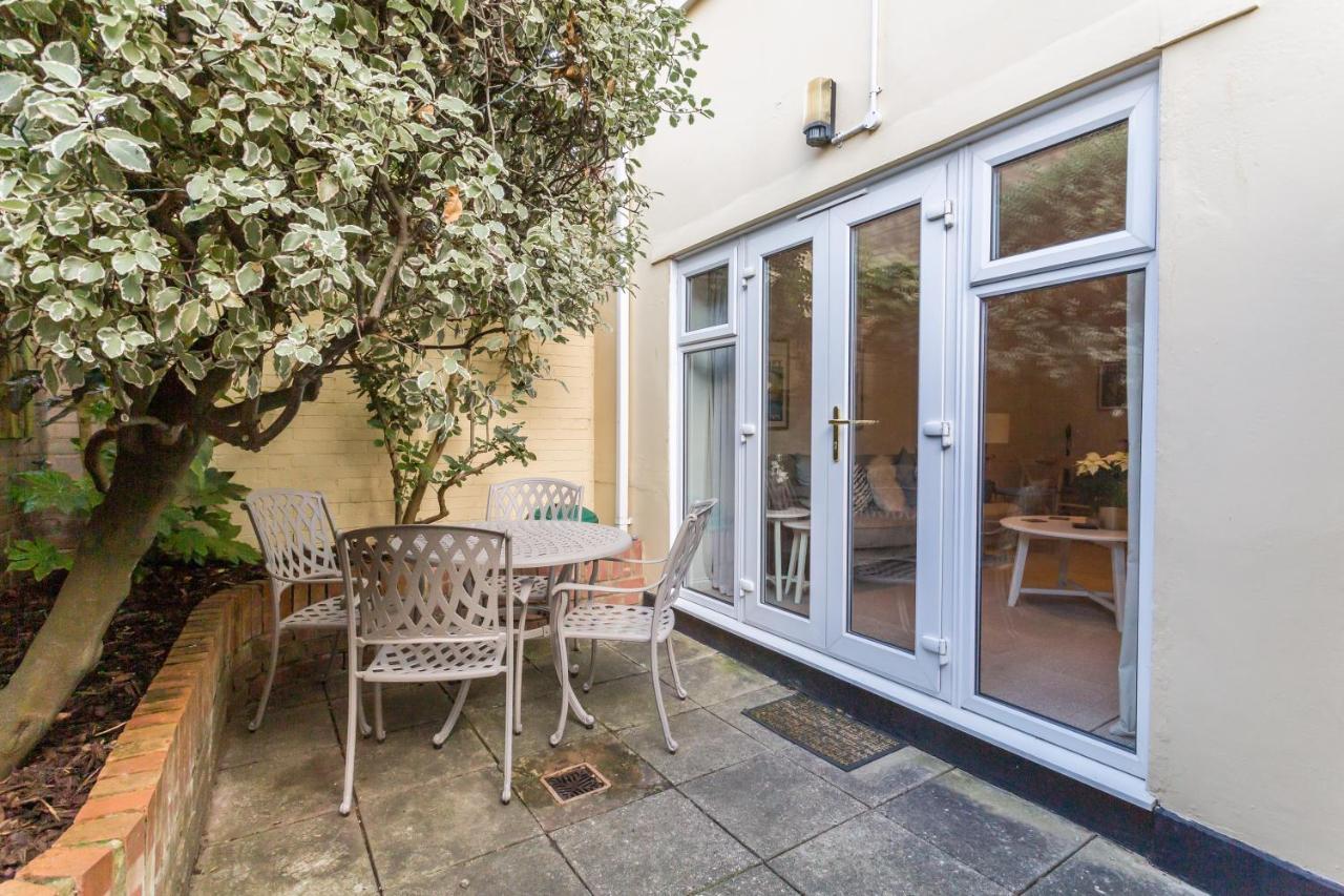 Modern Mews House With Free Parking Space, And Patio By Huluki Sussex Stays Hove Buitenkant foto